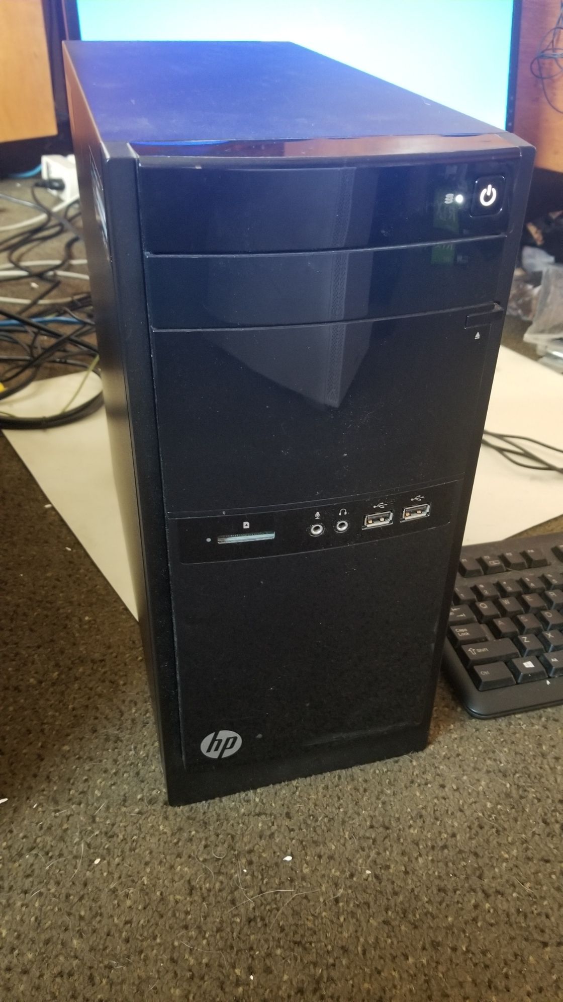 HP Quad-Core Desktop Computer w/ 19" monitor, keyboard, mouse