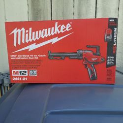 Milwaukee M-12 Cordless Caulk Gun Kit