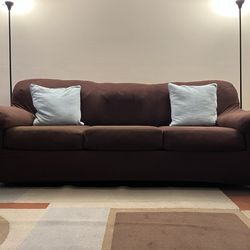 FREE Couch – Pickup Only  /  Sofá GRATIS – Solo recogida