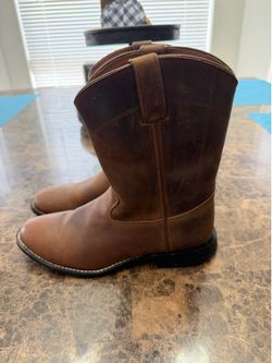 Justin youth cowboy boots 5D 3410Y  19th ave & 101  $25