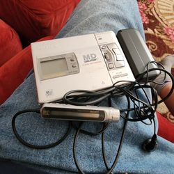 Sony mini disc player has case ,headphones and 3 discs and case