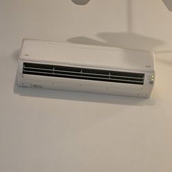 Split air conditioning  system.
Mistibushi head  and Fujitsu condenser,  22000 btu see pics.
Must go