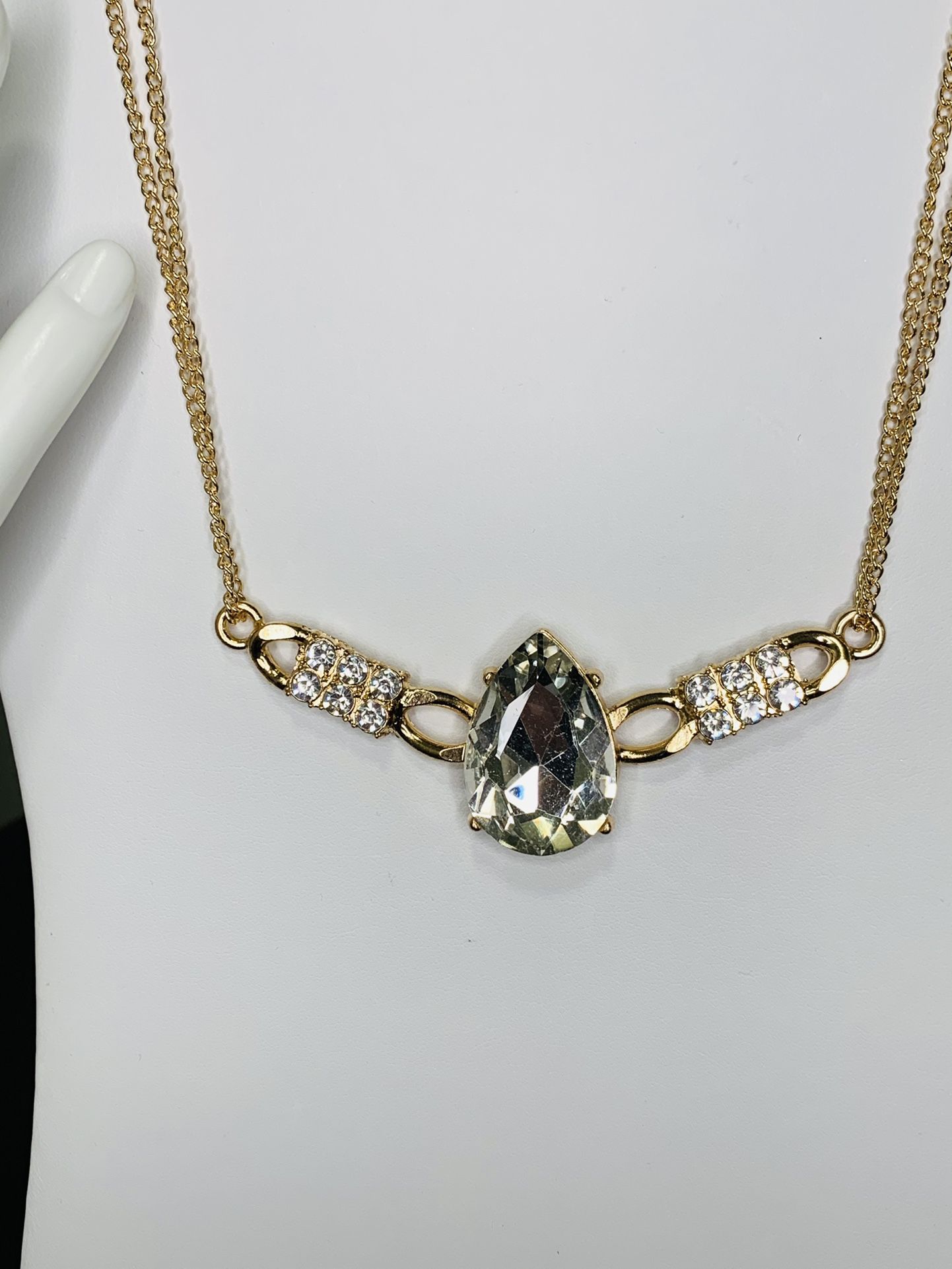 2- piece Set beautiful fine jewelry does not give you allergy, free of lead and nickel ..Hablo Español