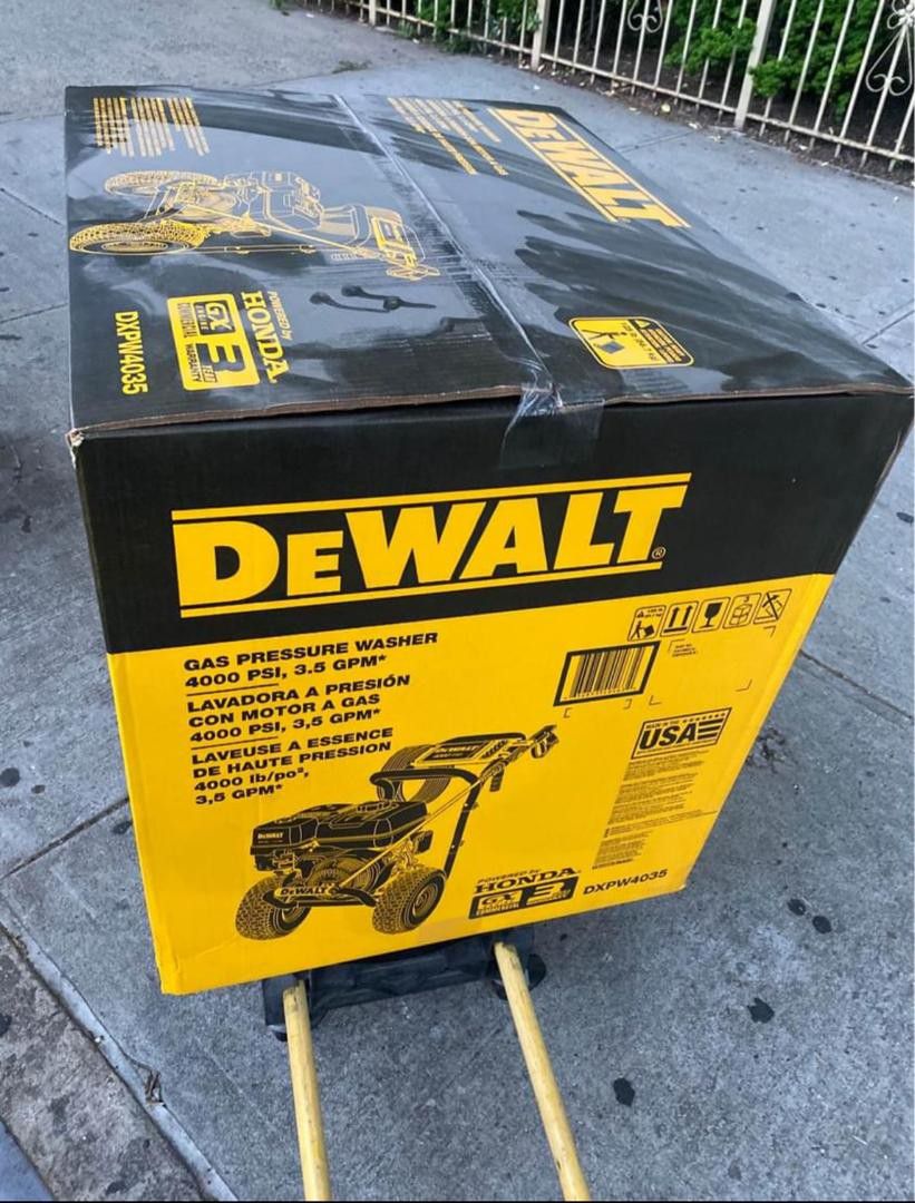 DEWALT 4000 PSI at 3.5 GPM Gas Pressure Washer Powered by Honda with AAA Triplex Pump