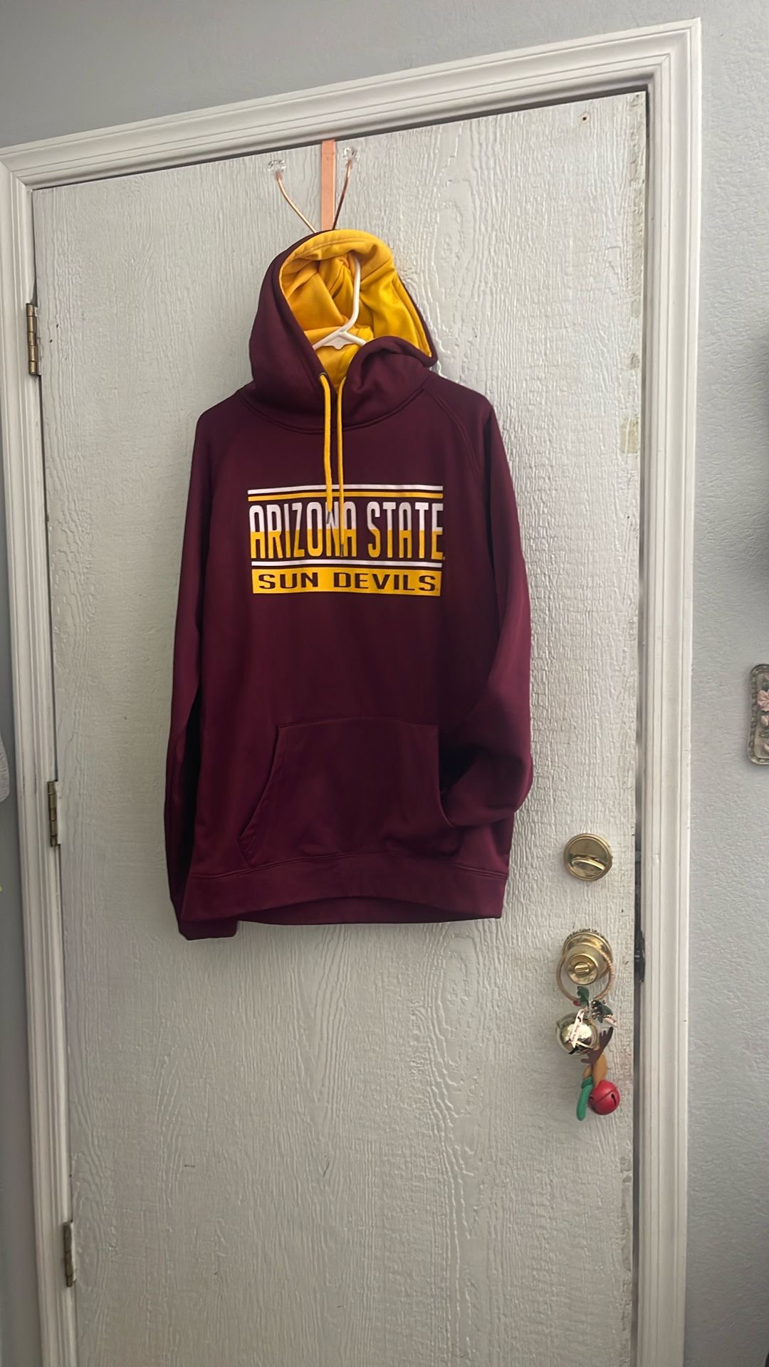 COLOSSEUM MEN’S SWEATSHIRT WITH HOODIE SIZE  LARGE USED ONCE TO SMALL