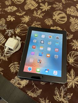 IPAD 64gb the charger and the leather case included