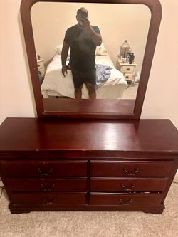 Dresser/w mirror