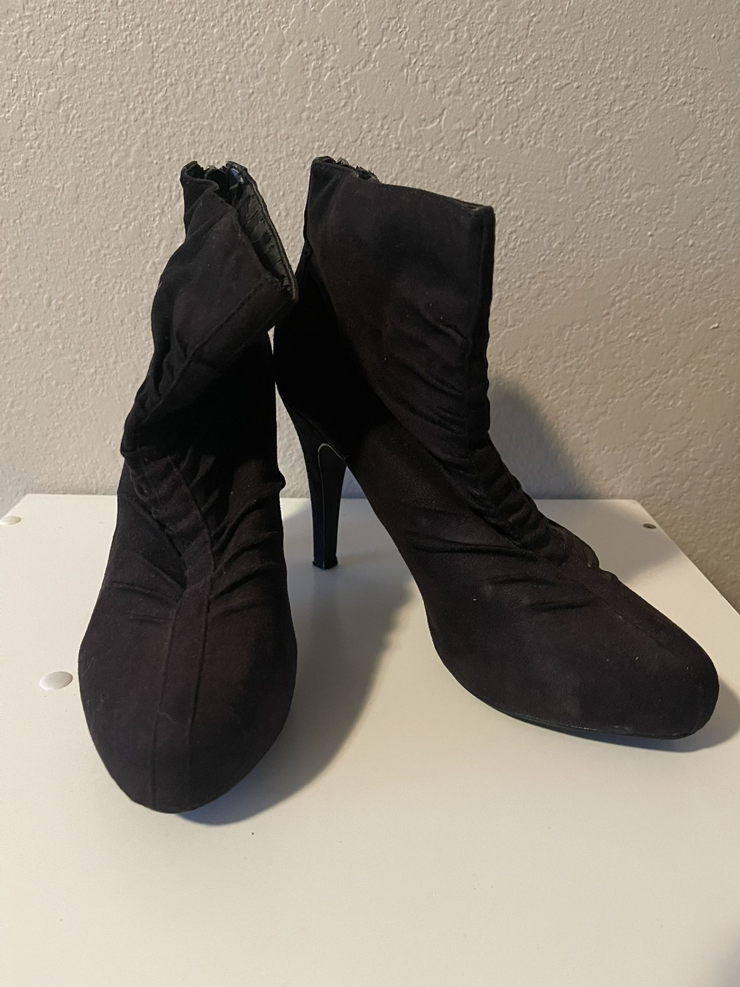 Apostrophe, Women’s Black Wesley Side Zipper Ankle Booties Heels Size 8.5
