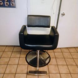 Stylist chair shelf