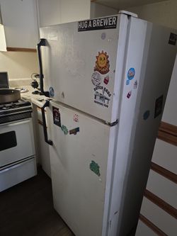 Small fridge 5ft x 23x27
