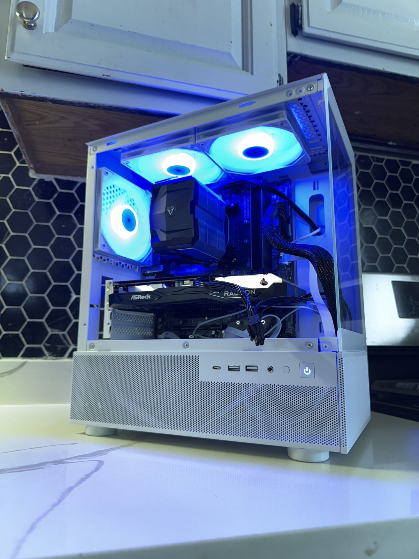 Custom White Gaming PC – Ryzen 5 + RX 6600 – 1TB SSD – Clean Build
