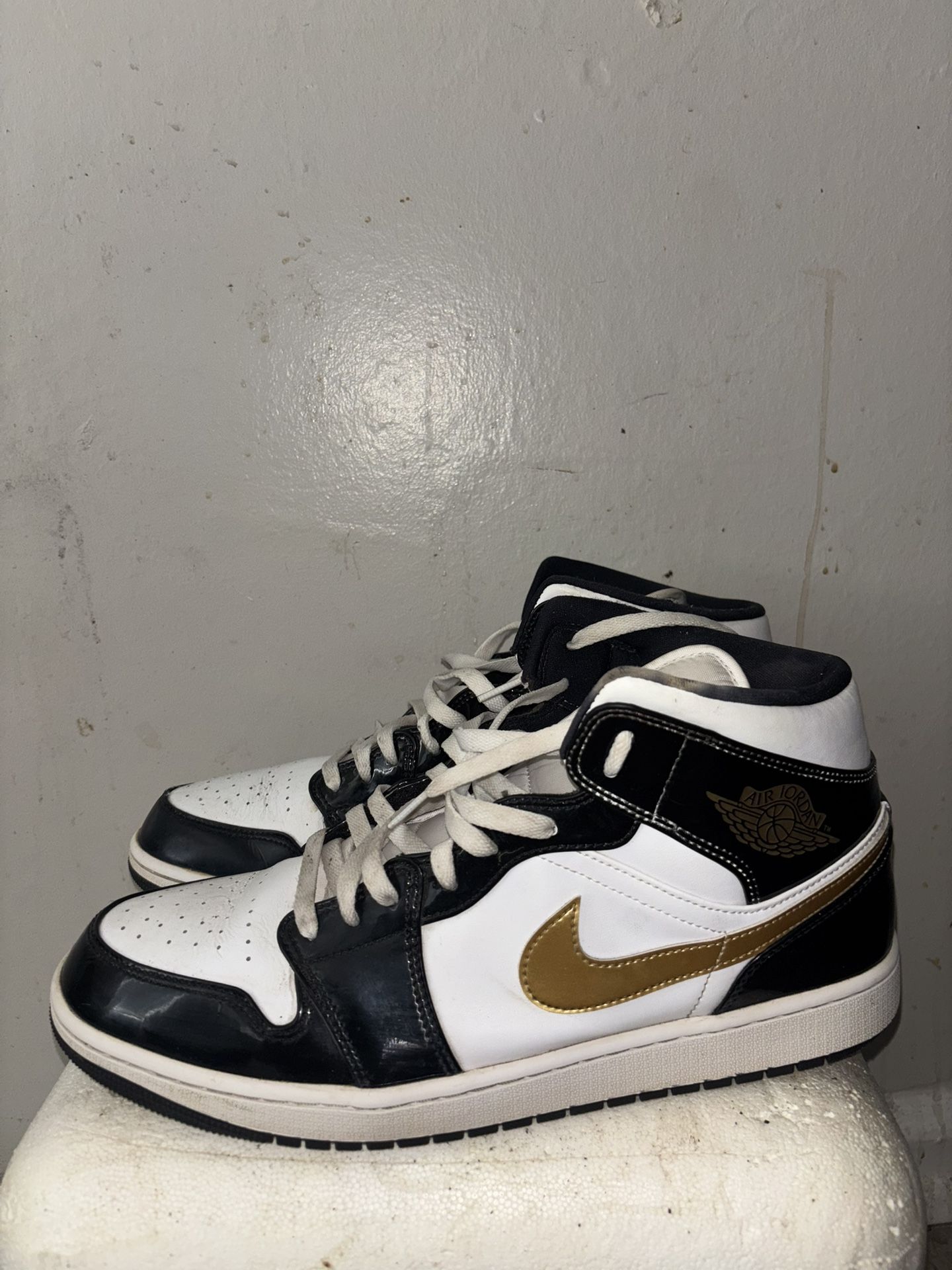 Black & Gold Jordan 1 Mids 