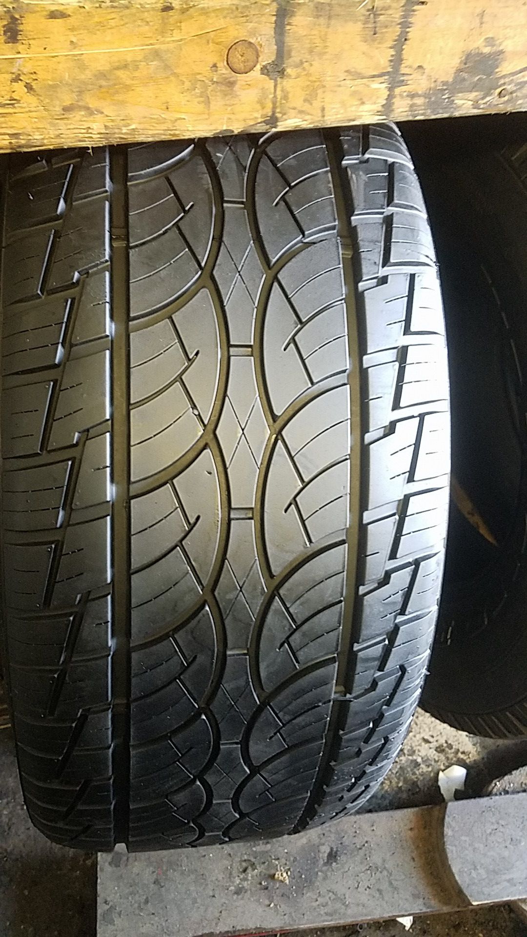 one good tire for sale 305/35/24