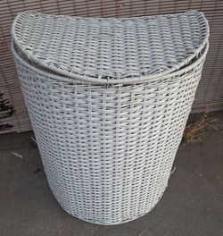 Laundry hamper basket