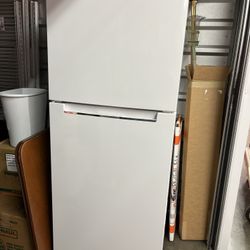 Magic Chef 10.1 Cu Ft Refrigerator 
