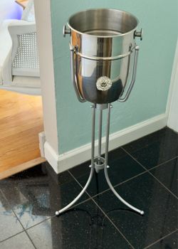 CHAMPAGNE & WINE BUCKET STAND
