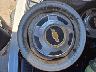 15"×5 1 chevy c10  2 rims and all 4 hubs