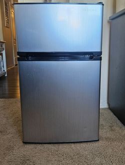 Insignia 2 door mini refrigerator with freezer
