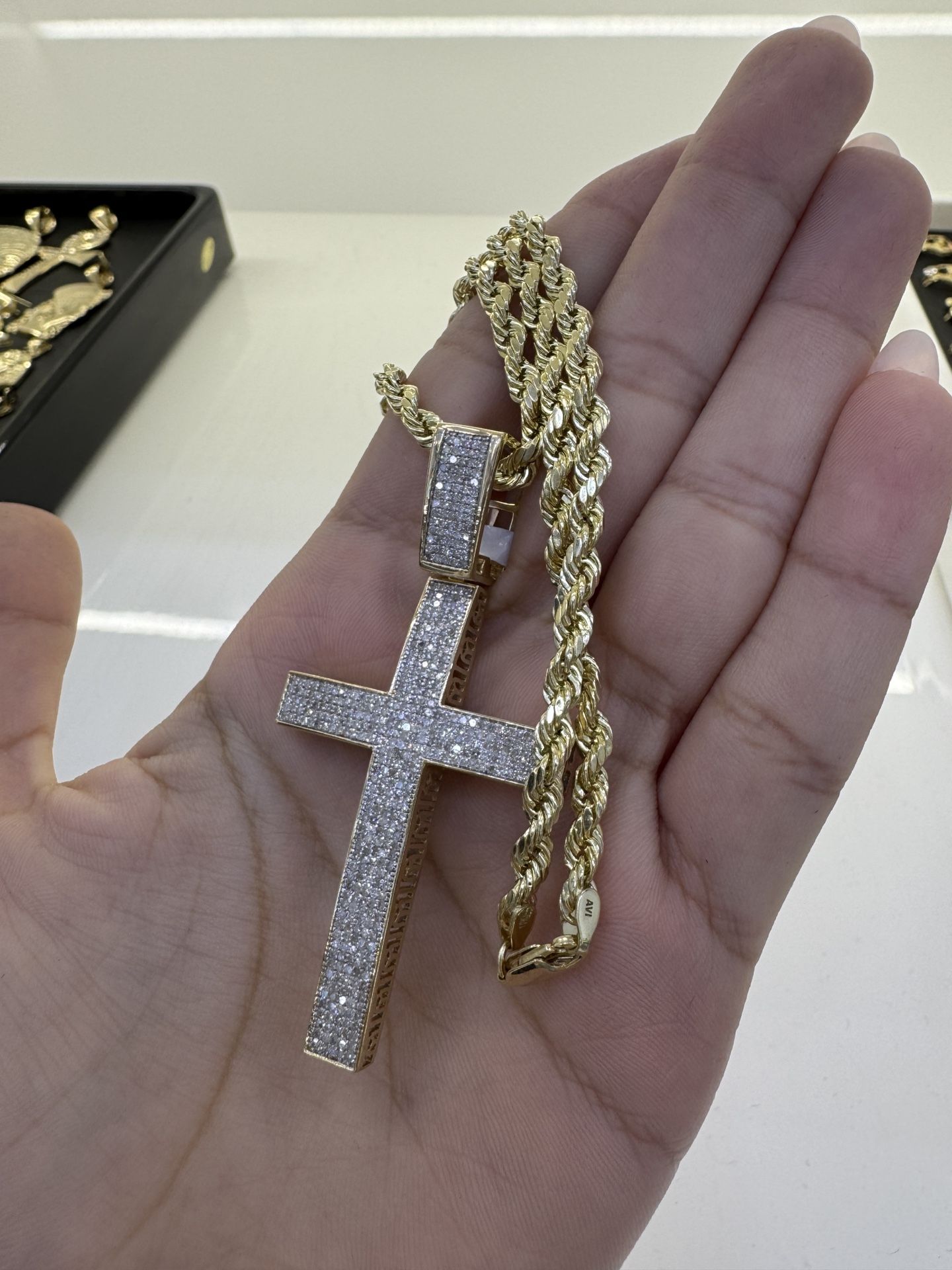 10KT YELLOW GOLD CROSS CHAIN