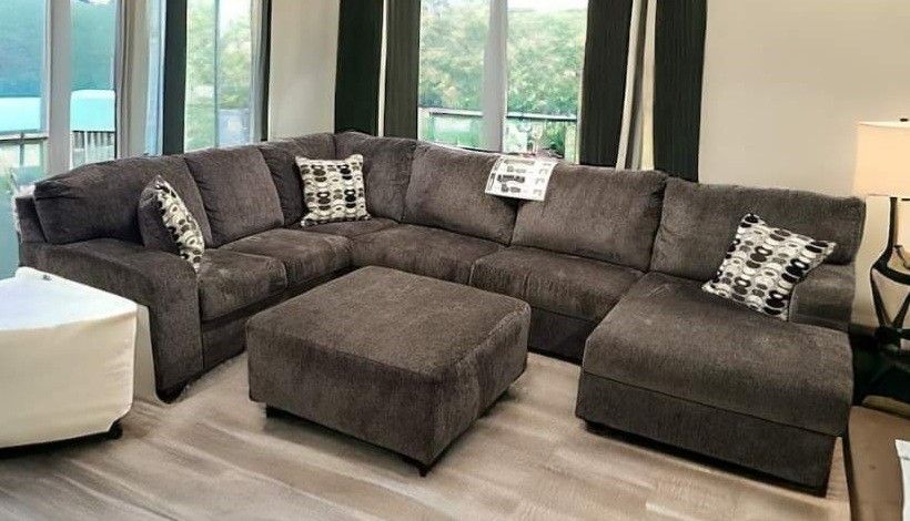 Brand New// Black Oversized Sectional, Seccional, Couch// Delivery Available