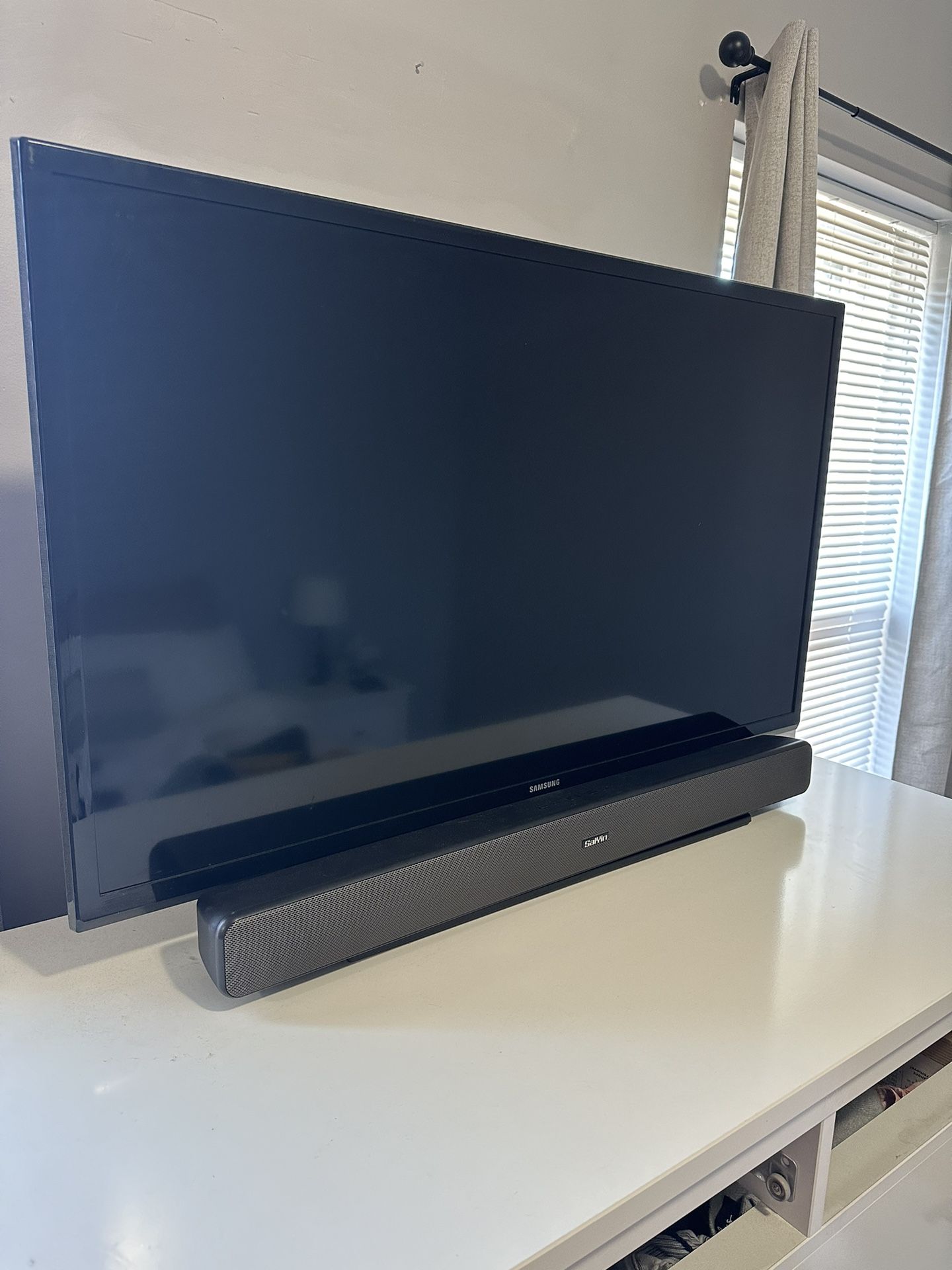 LCD TV With Soundbar And Wall Mount