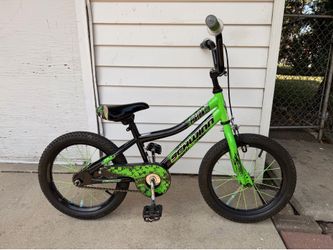 Schwinn Piston 16" Kids' Bike vibrant green