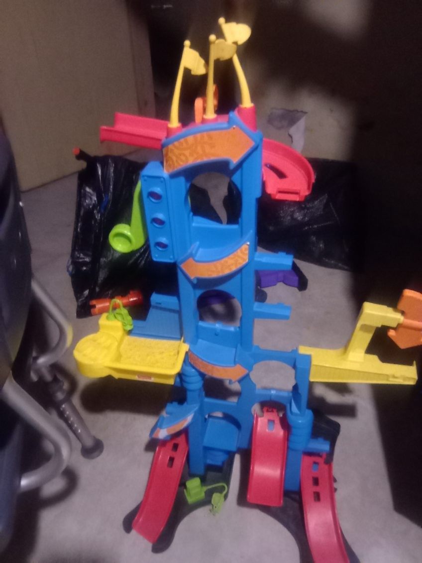 Boys Tower Hot Wheels Car Track. Makes nOISES
