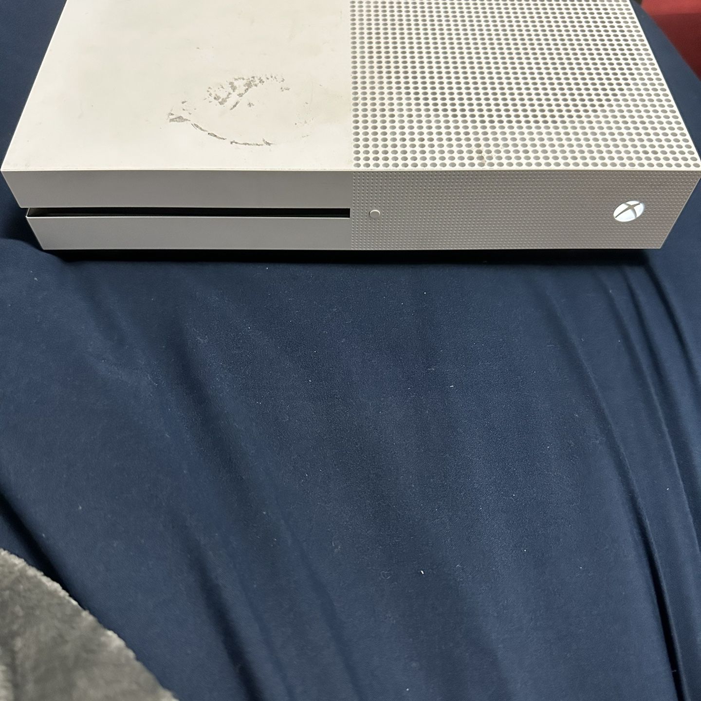 Xbox One S.   1 TB