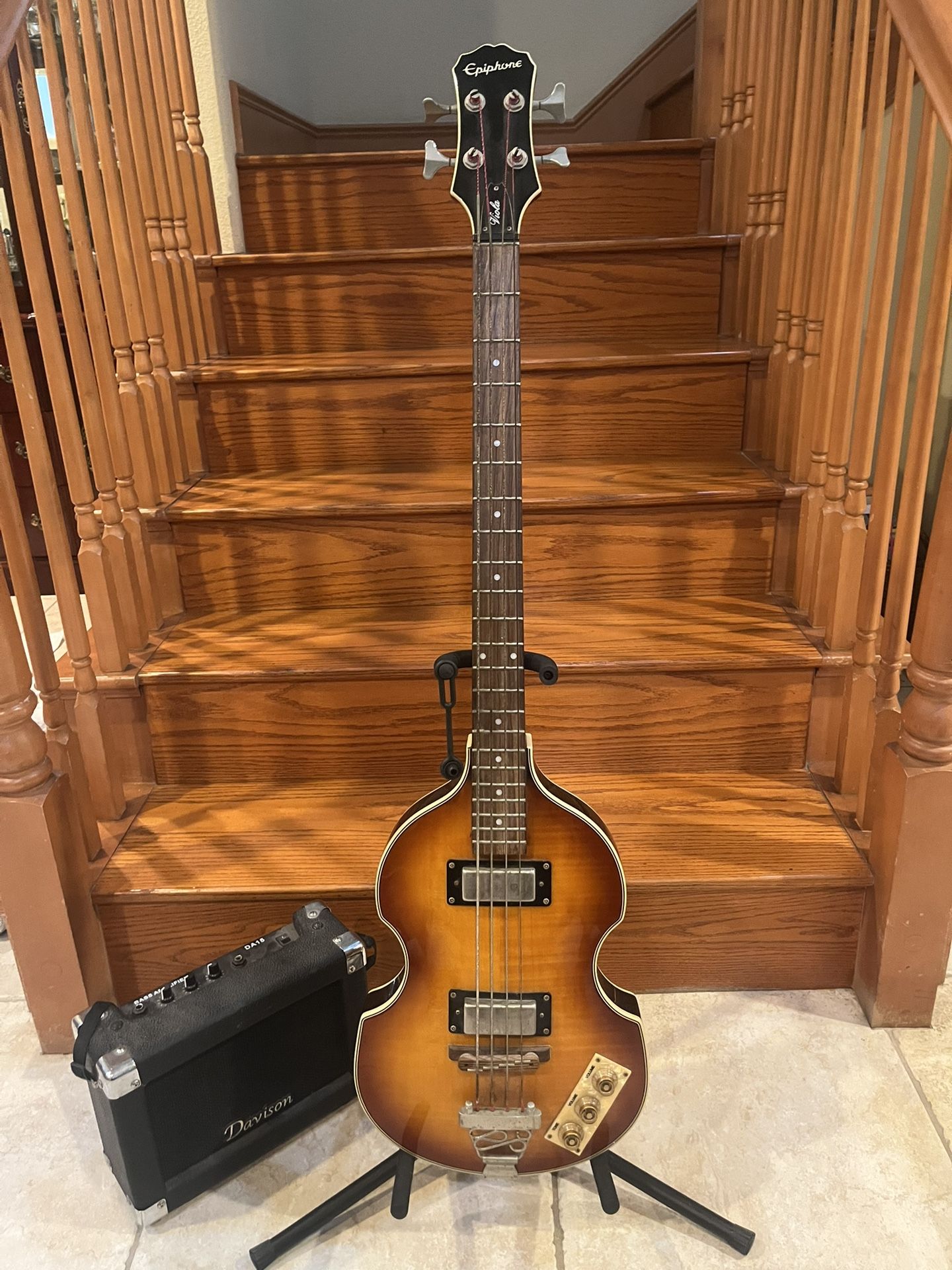 Epiphone Viola Bass W/ 15 Watt Bass Amp