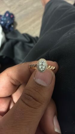 Engagement ring paid 300 just give me 200$ u can have it