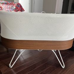 SNOO bassinet with accessories