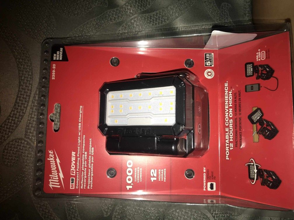 MILWAUKEE M18 ROVER COMPACT FOLDING FLOOD LIGHT
