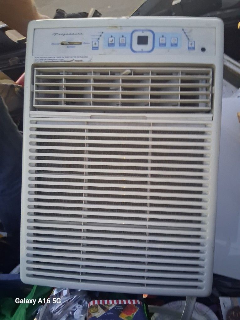 FRIGIDAIRE 12,000 BTU AC AIR CONDITIONER FOR CASEMENT WINDOW