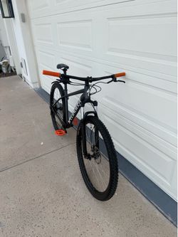 2022 Specialized Rockhopper Mountain Bike, Large Frame with 29 inch wheels