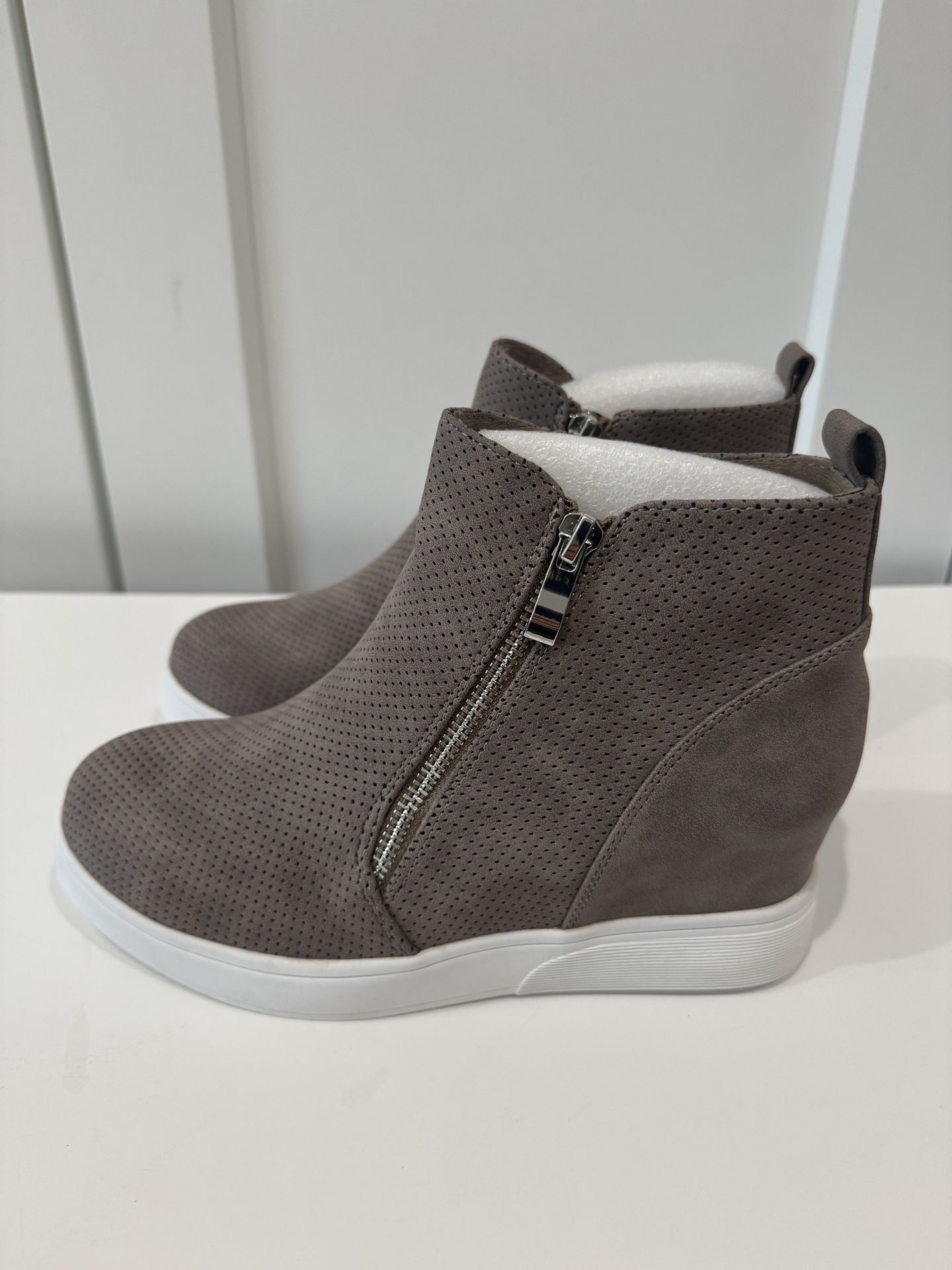 NEW Journee Collection Pennelope Size 7.5 Wedge Sneaker, Dark Taupe