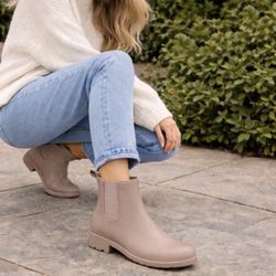 Women’s Tan Chelsea Rain Boots, 8 or 9