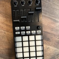 TRAKTOR KONTROL F1 DJ Controller - Black