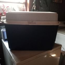 Large Rubbermaid Cooler 