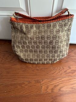 EXCELLENT LADIES NO STAINS IN OR OUT MICHAEL KORS HAND BAG (BURNT ORANGE)