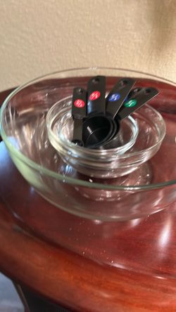 Three clear mixing bowls & measuring cups  25$ pk up Everett mall way