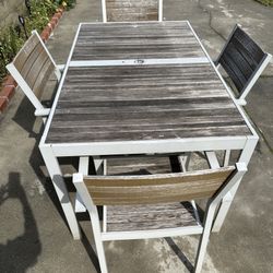 Patio Table And 4 Chairs 