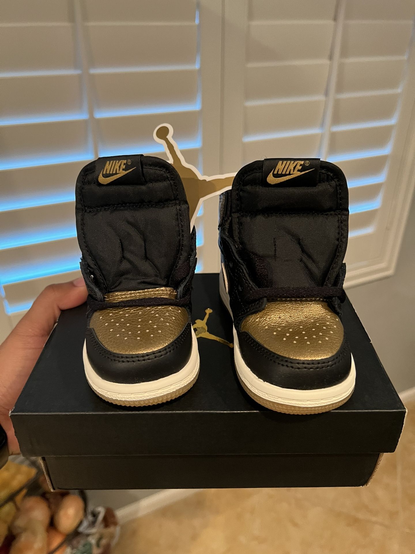 Jordan 1 Retro High Og Black Metallic Gold Sz 6c