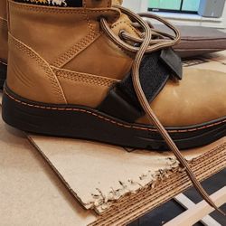 Brand New Cougar Paw Boots