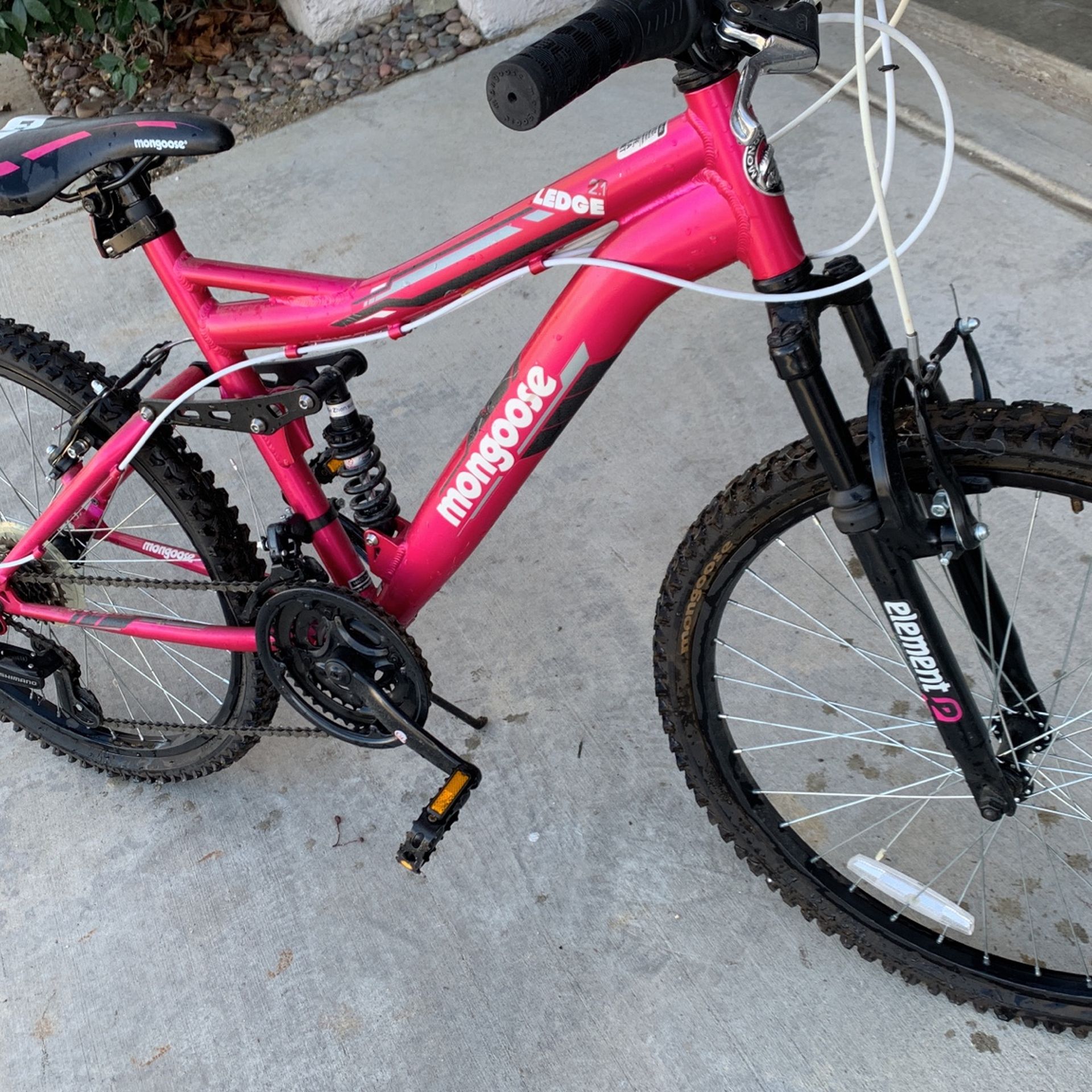Mongoose ledge 2.1 women's mountain bike hotsell