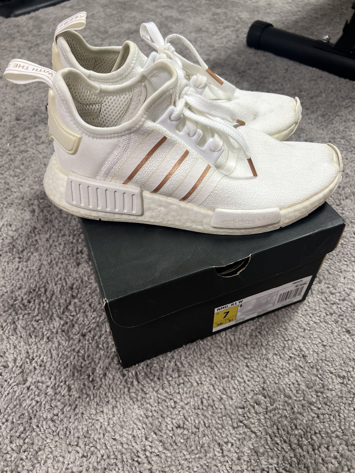 Women’s Adidas Nmd r1