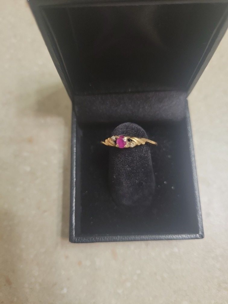 10 K Gold Ring. Weight Is 1.3 Grams
