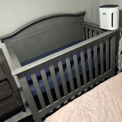 Infant crib & mattress 