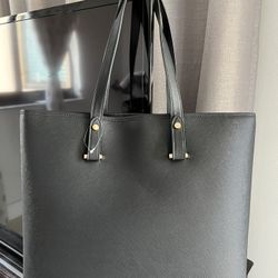 Cartera Negra /  Condition is New with tags.    H&M Brand new B