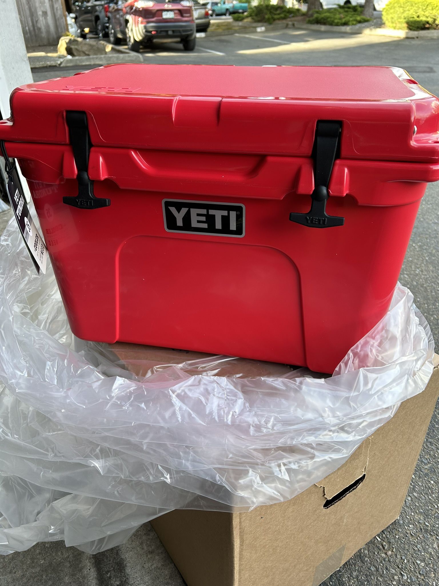 Yeti Cooler Tundra 35 Cooler - New  Red
