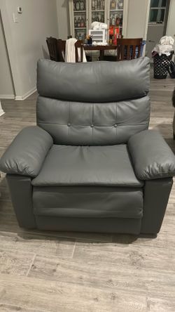 Manuel recliner barely used!